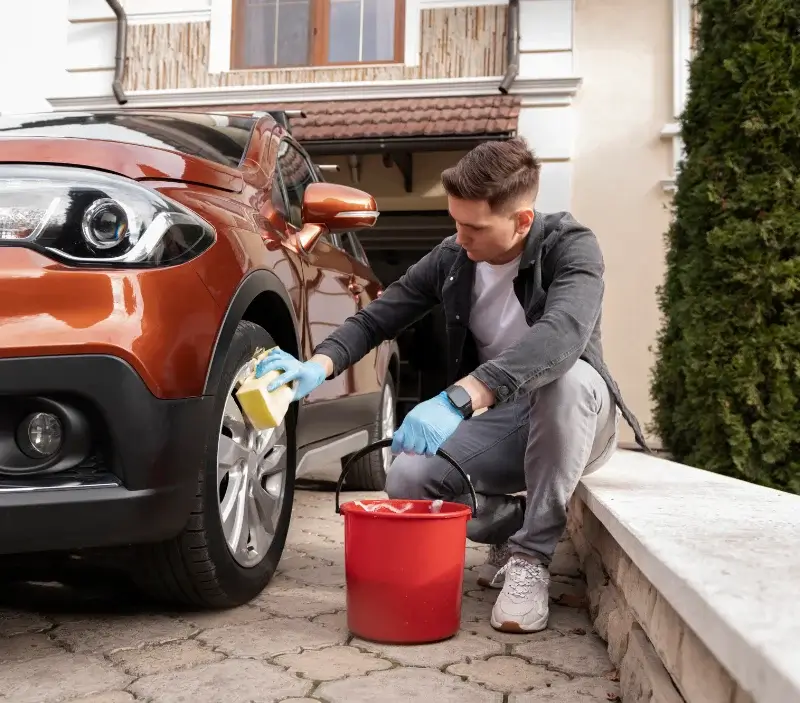 Lavage auto à domicile Les Grandes-Chapelles : professionnel intervenant sur un véhicule